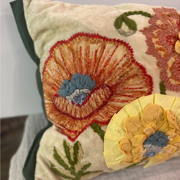 Pair (2) of Vintage Pier 1 Floral Embroidered Accent Pillows - Picture 9 of 12